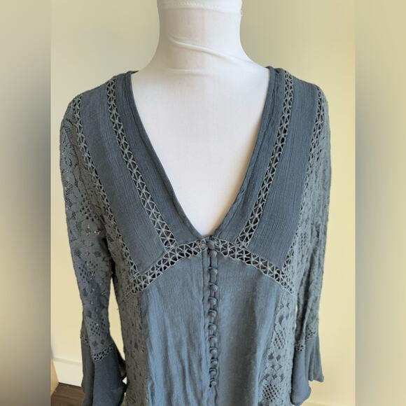 ENTRO BLUE BELL SLEEVE LACE BUTTON FRONT MINI DRESS MEDIUM - Picture 5 of 6